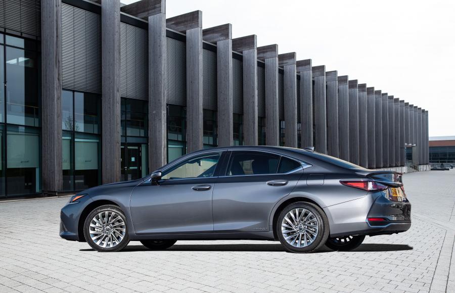  Lexus ES300h 2019 года  (UK) (фото 23 из 30)